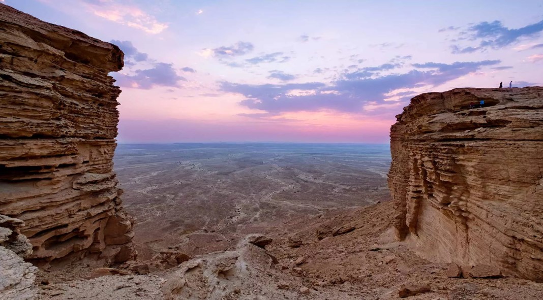 Edge of The World: Saudi Arabia's Blend of Adventure and Natural Beauty 