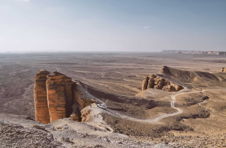 Edge of The World: Saudi Arabia's Blend of Adventure and Natural Beauty 